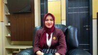 Gunakan Blazer Merah Maroon, Anita Lantunkan Pantun Saat Paripurna