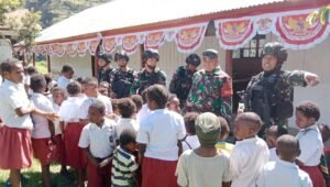 SD YPK Polimo Kurima Dikunjungi Satgas Pamtas Yonif Raider 142/KJ