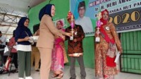 Dicoret Camat Abab, Nenek Sulma Juara 1 Senjang Kecamatan Abab PALI Menangis