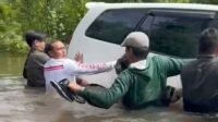 Viral, Terjebak Banjir Wabup Wahyu Berupaya Ikut Dorong Mobil