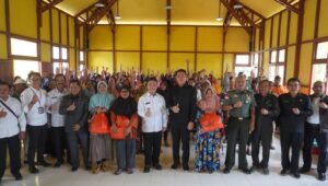 Bupati Kapuas Hulu Dampingi Wagub Kalbar Salurkan Bantuan Pangan untuk Warga Bunut Hulu   
