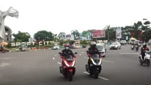 Naik Motor Matik di Tanjakan dan Turunan, Begini Tipsnya
