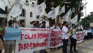 Tolak Naik Harga BBM, KAMMI Gelar Aksi di Air Mancur