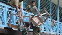 Satgas Pamtas RI-Malaysia Yonarmed 19/105 Trk Bogani Bersihkan Sekolah di Perbatasan   