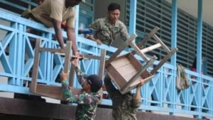 Satgas Pamtas RI-Malaysia Yonarmed 19/105 Trk Bogani Bersihkan Sekolah di Perbatasan   