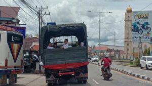 Anak Danyon Batalyon Infanteri RK 644/Wls Tertangkap Kamera Naik Truk    