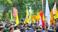 Nyaris Bentrok, Ratusan Mahasiswa Unjuk Rasa Depan DPRD Tulungagung Tuntut Tolak Harga BBM
