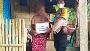 Bhabinkamtibmas Salurkan Bansos Mandiri Polsek Prabumulih Timur
