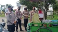 Polrestabes Palembang Bagikan Sembako Untuk Warga
