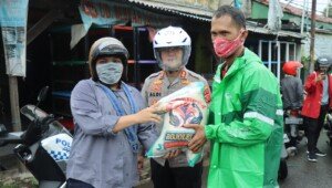 Kapolres Karawang Gandeng Elemen Mahasiswa Salurkan Sembako
