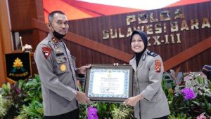 Briptu Ayu Lestari Terima Penghargaan di HUT Polwan Ke-74 dari Kapolda Sulbar