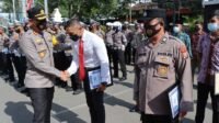 Kapolres Tulungagung Berikan Penghargaan Kepada Anggota dan Puluhan Masyarakat Berprestasi