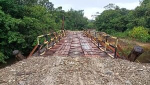 PT GTM Bangun Jembatan Penghubung 2 Dusun di Entipan Kapuas Hulu