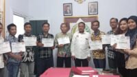 Ketua DPC HAPI Karawang Serahkan Sertifikat Pelatihan Paralegal