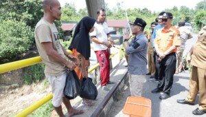 Pj Bupati Apriyadi Sambangi Warga Tanah Abang Terdampak Longsor