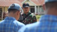 Personel Satgas Pamtas Yonarmed 19/105 Trk Bogani Jadi Pelatih Ketangkasan Baris-Berbaris Siswa SMA