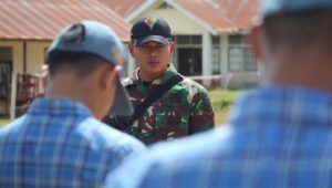 Personel Satgas Pamtas Yonarmed 19/105 Trk Bogani Jadi Pelatih Ketangkasan Baris-Berbaris Siswa SMA