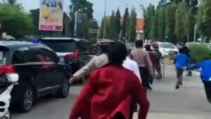 Mahasiswa Hadang Mobil Wapres RI Usai Kunker