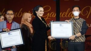 Kemendikbudristek Bersama Kemenlu Serahkan Sertifikat Gamelan sebagai WBTb UNESCO Kepada Masyarakat