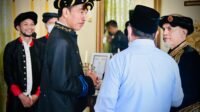 Presiden Jokowi Terima Gelar Adat “Dada Madopo Malomo” dari Kesultanan Ternate