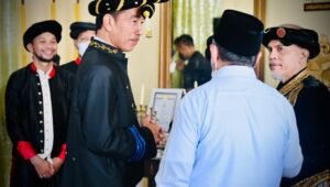 Presiden Jokowi Terima Gelar Adat “Dada Madopo Malomo” dari Kesultanan Ternate