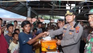 AKBP Imam Zamroni Bawa Bantuan ke Lokasi Kebakaran di Paluta, Korban : Terimakasih Pak Kapolres