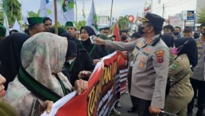 Tak Canggung, Kapolres Padangsidimpuan Bagikan Air Mineral Disela Aksi Mahasiswa