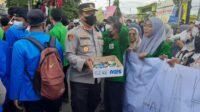Pejabat Utama Polres Padangsidimpuan Bagikan Permen dan Air Mineral ke Pengunjuk Rasa