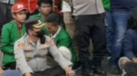 Kapolres Padangsidimpuan Duduk Melantai di Tanah dengan Pengunjuk Rasa