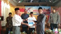Dapat Keistimewaan, Musrenbang Nagari Sungai Jambu Dihadiri Anggota DPRD Provinsi.  Reporter. M rafi  MATTANEWS.CO, TANAH DATAR – Dalam acara Musyawarah Rencana Pembangunan(Musrenbang) Nagari Sungai Jambu, Kecamatan Pariangan, Kabupaten Tanah Datar, dapat keistimewaan dihadiri oleh Anggota Dewan Perwakilan Rakyat Daera Tingkat Satu, Provinsi Sumatera Barat. Jum’at 30/9/2022.  Dalam pencapaian rencana kerja Nagari Sungai Jambu untuk tahun 2023, setelah melakukan Musnag dan dilanjutkan dengan musrenbang, maka terbitlah beberapa usulan yang akan menjadi perioritas, yaitu, Pembangunan Kantor Wali Nagari.  Dalam sambutanya Wilmen, Wali Nagari Sungai Jambu, katakan dengan anggaran yang sangat minim masuk kenagari, makanya dengan adanya rencana kita untuk membangun kantor wali ini, kita minta bantuan kepada Anggota DPRD Provinsi” katanya.  Setelah mendapat keistimewaan dari Anggota DPRD tingkat satu yang sudah menghadiri Musrenbang kita ini, maka kita dari pemerintahan Nagari sangat berharap bantuan untuk pembangunan di nagari ini” terusnya.  Wilmen juga sampaikan, kami atas nama pemerintahan Nagari Sungai Jambu, untuk memeratakan pembangunan nagari ini, marilah kita, saling bahu membahu untuk kepentingan masyarakat.  Budiman, Anggota DPRD, Provinsi Sumbar, dari Fraksi PKS yang aslinya dari Batu Basa, kecamatan Pariangan dapil Satu Sumbar, mengatakan, kalau untuk, kepentingan masyarakat banyak saya pribadi siap membantu, pembangunan di Nagari Sungai Jambu ini” katanya.  “Juga Budiman katakan saya akan istimewakan Nagari Sungai jambu ini, akan kita berikan Tiga titik pembangunan dan saya berharap untuk menyiapkan profosal secepatnya” tutupnya.  Musrenbang Nagari, Sungai Jambu yang di gelar di ruangan sebaguna Nagari Sungai Jambu, di hadiri oleh OPD, Yetriwel Camat Pariangan, Wali Nagari sekecamatan Pariangan dan Tokoh Masyarakat.