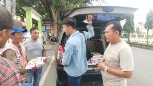 Wujud Hadirnya Polri, Kasat Resnarkoba Polres Padangsidimpuan Keliling Salurkan Beras ke Masyarakat