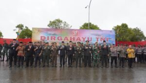 HUT TNI ke 77, Kodim 1206/Psb Laksanakan Upacara di Perbatasan RI Malaysia