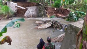 Hujan Tiga Hari Berturut, Talud Bawah Jembatan Kelekar Karang Raja Ambruk