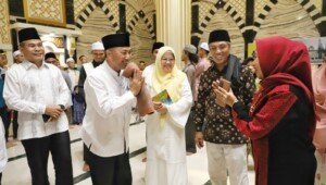 Bareng Istri, Pj Bupati Apriyadi Hadiri Maulid Nabi di Masjid Raya Abdul Kadim