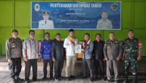 Wabup Kapuas Hulu Serahkan 605 Sertifikat Tanah di Kecamatan Selimbau