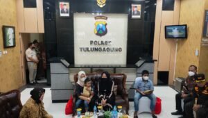 Mensos Risma Berikan Santunan untuk Keluarga Anggota Polisi Meninggal di Tragedi Kanjuruhan