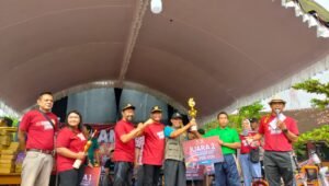 Meriahkan Jalan Sehat di Desa Gondang, Wakil Bupati Tulungagung Jadi Idola Baru