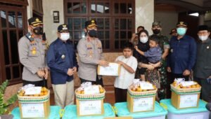 Kapolda Jatim Irjen Nico Afinta Berikan Tali Asih untuk Keluarga Anggota Polisi Korban Tragedi Kanjuruhan di Tulungagung