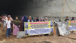 Tuntut Pembangunan Rumah, Warga di Purwakarta Blokade Proyek Terowongan KCIC