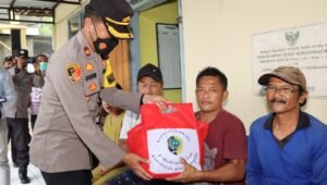Kunjungi Bencana Alam di Tanggunggunung, Wakapolres Tulungagung Bagikan Bantuan Sembako