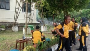 Greget Polsek Prabumulih Timur Rapihkan Taman Ketahanan Pangan
