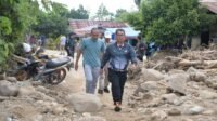 Kunjungi Korban Banjir, Pj Gubernur Minta Daerah Terisolir Segera Tertangani