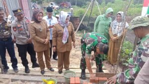 Program Bedah Rumah Kodim Muara Enim di Prabumulih, Kapten Didi Letakkan Batu Pertama