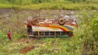 Bus Putra Kembar Jurusan Badau-Pontianak Alami Kecelakaan