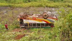 Bus Putra Kembar Jurusan Badau-Pontianak Alami Kecelakaan