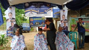 Deklarasi Dukung Anies, Serasi Cukur Rambut 100 Orang Warga Purwakarta