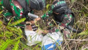 Satgas Pamtas RI-Malaysia Yonarmed 19/105 Trk Bogani Amankan Puluhan Botol Miras di Jalan Tikus Perbatasan