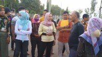 Minggu Sore, Puluhan Perwakilan Honorer Datangi Rumdin Bupati