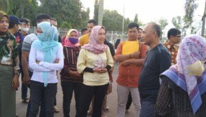 Minggu Sore, Puluhan Perwakilan Honorer Datangi Rumdin Bupati