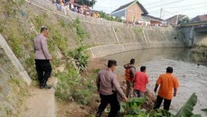 Tak Bisa Berenang, Pelajar Terseret Arus Sungai Song